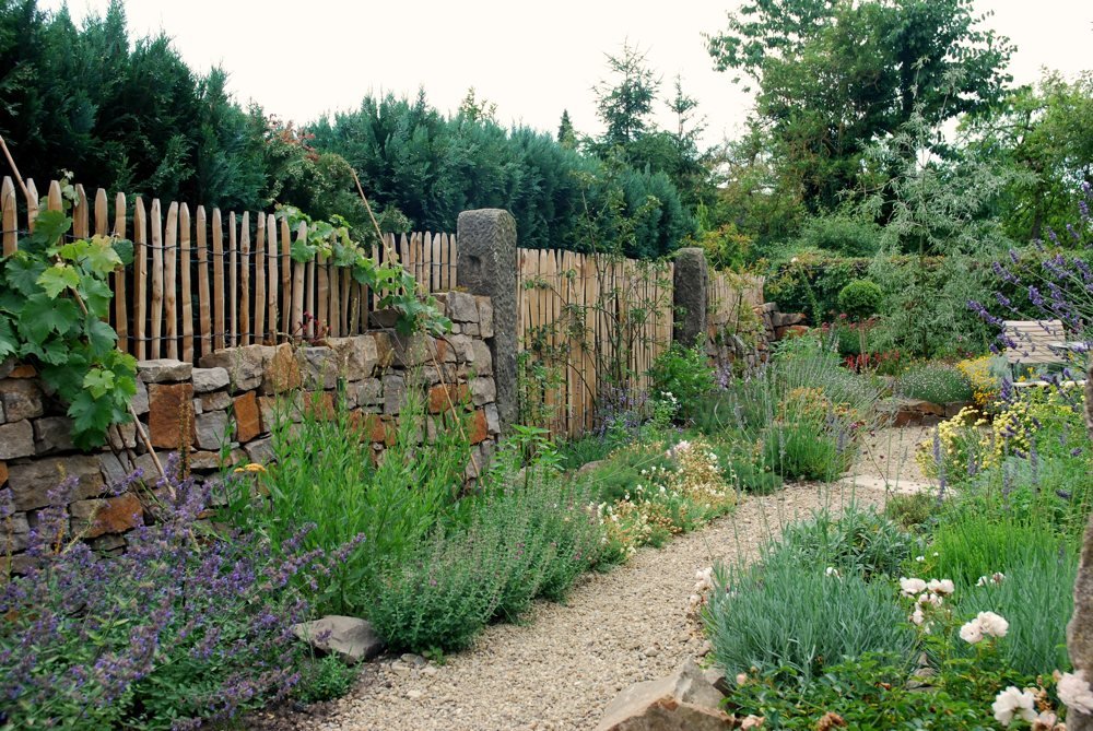 Spaltholzzaun, Granitsäulen und Trockenmauer