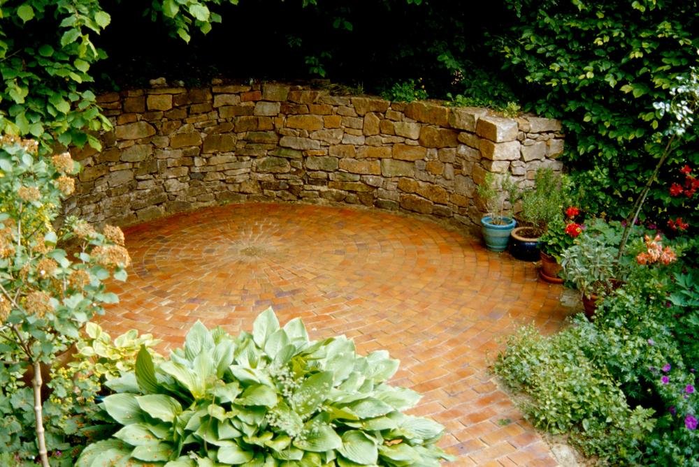 Runder, geschützter Sitzplatz